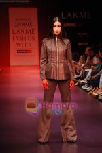 Model walks the ramp for Arjun Saluja Show at Lakme Winter fashion week day 2 on 18th Sept 2010 (19).JPG