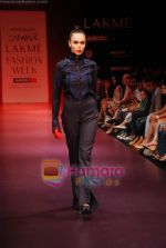 Model walks the ramp for Arjun Saluja Show at Lakme Winter fashion week day 2 on 18th Sept 2010 (25).JPG