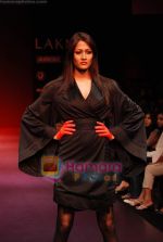 Model walks the ramp for Arjun Saluja Show at Lakme Winter fashion week day 2 on 18th Sept 2010 (31).JPG