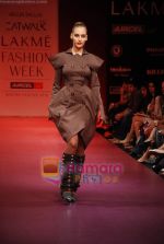 Model walks the ramp for Arjun Saluja Show at Lakme Winter fashion week day 2 on 18th Sept 2010 (32).JPG