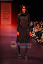 Model walks the ramp for Arjun Saluja Show at Lakme Winter fashion week day 2 on 18th Sept 2010 (36).JPG