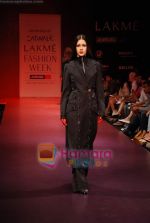 Model walks the ramp for Arjun Saluja Show at Lakme Winter fashion week day 2 on 18th Sept 2010 (39).JPG