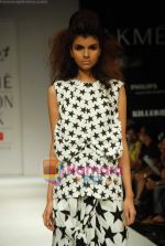 Model walks the ramp for Gen Next Show at Lakme Winter fashion week day 2 on 18th Sept 2010 (21).JPG