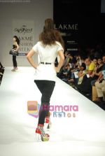 Model walks the ramp for Gen Next Show at Lakme Winter fashion week day 2 on 18th Sept 2010 (93).JPG