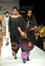 Model walks the ramp for Gen Next Show at Lakme Winter fashion week day 2 on 18th Sept 2010 (99).JPG