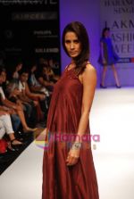Model walks the ramp for Harangad Singh Show at Lakme Winter fashion week day 2 on 18th Sept 2010 (9).JPG