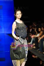 Model walks the ramp for Ritu Kumar Show at Lakme Winter fashion week day 2 on 18th Sept 2010 (3).JPG