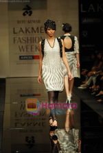 Model walks the ramp for Ritu Kumar Show at Lakme Winter fashion week day 2 on 18th Sept 2010 (40).JPG