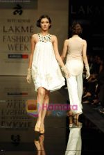 Model walks the ramp for Ritu Kumar Show at Lakme Winter fashion week day 2 on 18th Sept 2010 (47).JPG