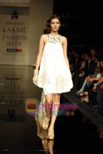 Model walks the ramp for Ritu Kumar Show at Lakme Winter fashion week day 2 on 18th Sept 2010 (49).JPG