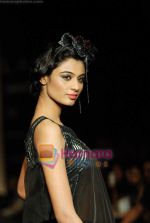 Model walks the ramp for Ritu Kumar Show at Lakme Winter fashion week day 2 on 18th Sept 2010 (59).JPG