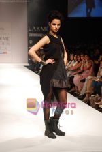 Model walks the ramp for Viia Show at Lakme Winter fashion week day 2 on 18th Sept 2010 (10).JPG