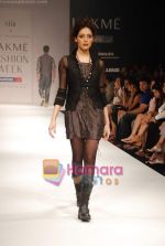 Model walks the ramp for Viia Show at Lakme Winter fashion week day 2 on 18th Sept 2010 (14).JPG