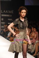 Model walks the ramp for Viia Show at Lakme Winter fashion week day 2 on 18th Sept 2010 (19).JPG