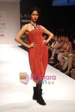Model walks the ramp for Viia Show at Lakme Winter fashion week day 2 on 18th Sept 2010 (27).JPG