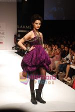 Model walks the ramp for Viia Show at Lakme Winter fashion week day 2 on 18th Sept 2010 (32).JPG