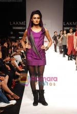 Model walks the ramp for Viia Show at Lakme Winter fashion week day 2 on 18th Sept 2010 (34).JPG