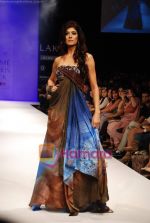 Pooja Batra walks the ramp for Babita Show at Lakme Winter fashion week day 2 on 18th Sept 2010 (9).JPG