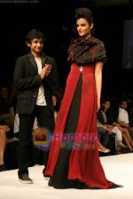 Model walks the ramp for Arjun Show at Lakme Winter fashion week day 4 on 20th Sept 2010 (2).JPG