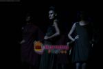 Model walks the ramp for Arjun Show at Lakme Winter fashion week day 4 on 20th Sept 2010 (5).JPG