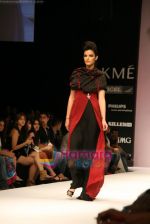 Model walks the ramp for Arjun Show at Lakme Winter fashion week day 4 on 20th Sept 2010 (81).JPG