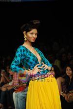 Model walks the ramp for Masab Show at Lakme Winter fashion week day 3 on 19th Sept 2010 (27).JPG