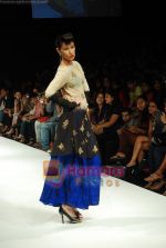 Model walks the ramp for Masab Show at Lakme Winter fashion week day 3 on 19th Sept 2010 (29).JPG