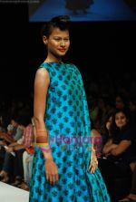 Model walks the ramp for Masab Show at Lakme Winter fashion week day 3 on 19th Sept 2010 (43).JPG
