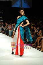 Model walks the ramp for Masab Show at Lakme Winter fashion week day 3 on 19th Sept 2010 (57).JPG
