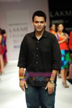 Model walks the ramp for Nachiket Barve Show at Lakme Winter fashion week day 3 on 19th Sept 2010 (33).JPG