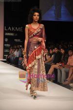 Model walks the ramp for Nandita Thirani Show at Lakme Winter fashion week day 3 on 19th Sept 2010 (14).JPG