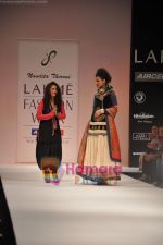 Model walks the ramp for Nandita Thirani Show at Lakme Winter fashion week day 3 on 19th Sept 2010 (20).JPG