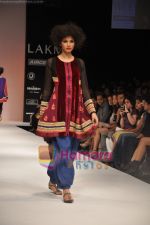 Model walks the ramp for Nandita Thirani Show at Lakme Winter fashion week day 3 on 19th Sept 2010 (29).JPG
