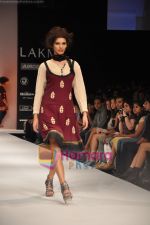 Model walks the ramp for Nandita Thirani Show at Lakme Winter fashion week day 3 on 19th Sept 2010 (30).JPG