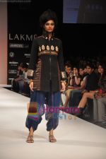 Model walks the ramp for Nandita Thirani Show at Lakme Winter fashion week day 3 on 19th Sept 2010 (32).JPG