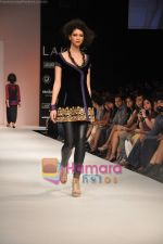 Model walks the ramp for Nandita Thirani Show at Lakme Winter fashion week day 3 on 19th Sept 2010 (35).JPG