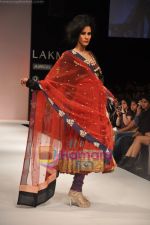 Model walks the ramp for Nandita Thirani Show at Lakme Winter fashion week day 3 on 19th Sept 2010 (6).JPG