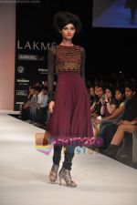 Model walks the ramp for Nandita Thirani Show at Lakme Winter fashion week day 3 on 19th Sept 2010 (8).JPG