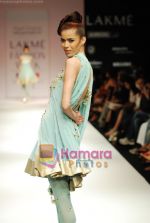 Model walks the ramp for Payal Singhal Show at Lakme Winter fashion week day 4 on 20th Sept 2010 (13).JPG