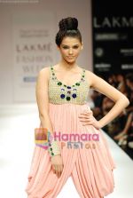 Model walks the ramp for Payal Singhal Show at Lakme Winter fashion week day 4 on 20th Sept 2010 (18).JPG