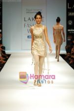 Model walks the ramp for Payal Singhal Show at Lakme Winter fashion week day 4 on 20th Sept 2010 (7).JPG