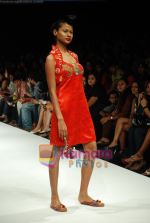 Model walks the ramp for Purvi Doshi Show at Lakme Winter fashion week day 3 on 19th Sept 2010 (28).JPG