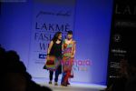 Model walks the ramp for Purvi Doshi Show at Lakme Winter fashion week day 3 on 19th Sept 2010 (82).JPG