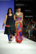 Model walks the ramp for Purvi Doshi Show at Lakme Winter fashion week day 3 on 19th Sept 2010 (84).JPG