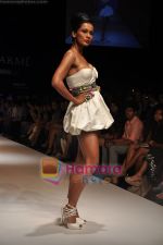 Model walks the ramp for Rajat Tangri Show at Lakme Winter fashion week day 3 on 19th Sept 2010 (19).JPG