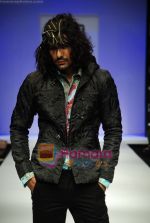Model walks the ramp for Sanjay Hingu Show at Lakme Winter fashion week day 3 on 19th Sept 2010 (8).JPG