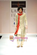 Model walks the ramp for Shyamal Bhumika Show at Lakme Winter fashion week day 4 on 20th Sept 2010 (14).JPG