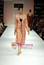 Model walks the ramp for Shyamal Bhumika Show at Lakme Winter fashion week day 4 on 20th Sept 2010 (21).JPG