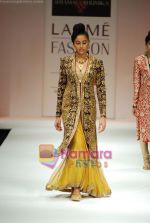 Model walks the ramp for Shyamal Bhumika Show at Lakme Winter fashion week day 4 on 20th Sept 2010 (23).JPG