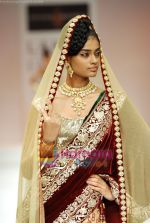 Model walks the ramp for Shyamal Bhumika Show at Lakme Winter fashion week day 4 on 20th Sept 2010 (27).JPG